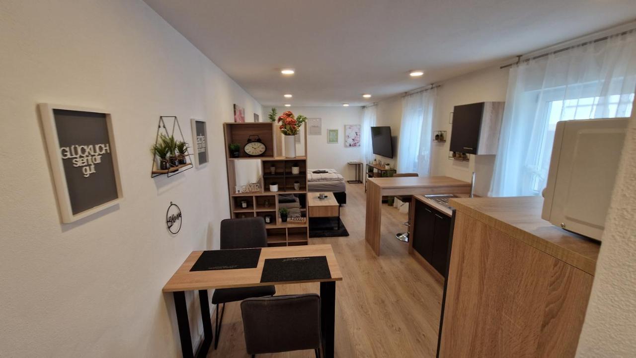 Appartment-Ferienwohnug mit Küche, Bad, kostenlos WLAN und Stellplatz, Modern eingerichtet Roding Zimmer foto